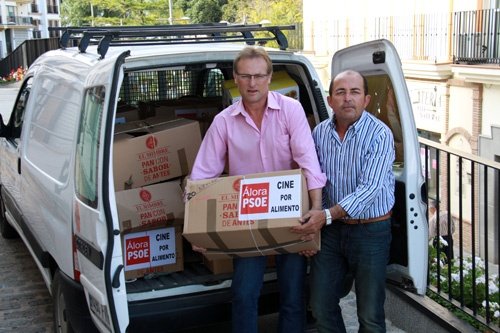El Psoe de lora hace entrega a Jarifa de dos toneladas de comida obtenida con la campaa Cine Solidario