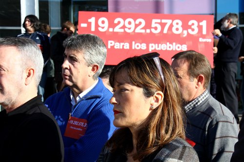 Alcaldes y concejales del PSOE se concentran contra el Presupuesto de Diputacin