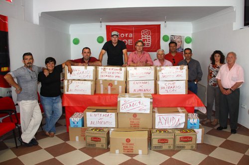 El Psoe de Álora entrega a Jarifa más de dos toneladas de comida obtenida con la campaña “Cine Solidario”